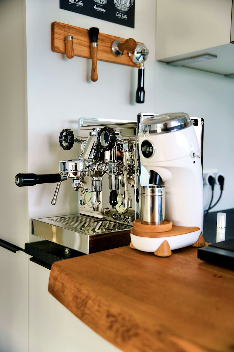 Moderne Kaffeestation in der Küche mit Espressomaschine und Mühle.